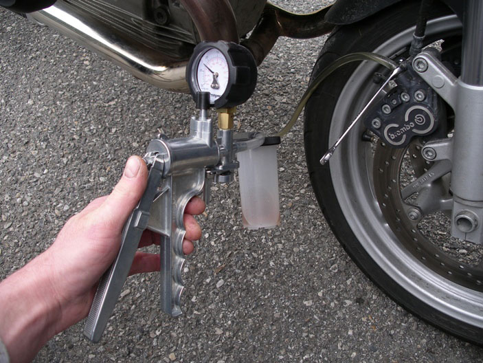 Liquide de frein moto, quand et comment le remplacer ? -  - Le  blog